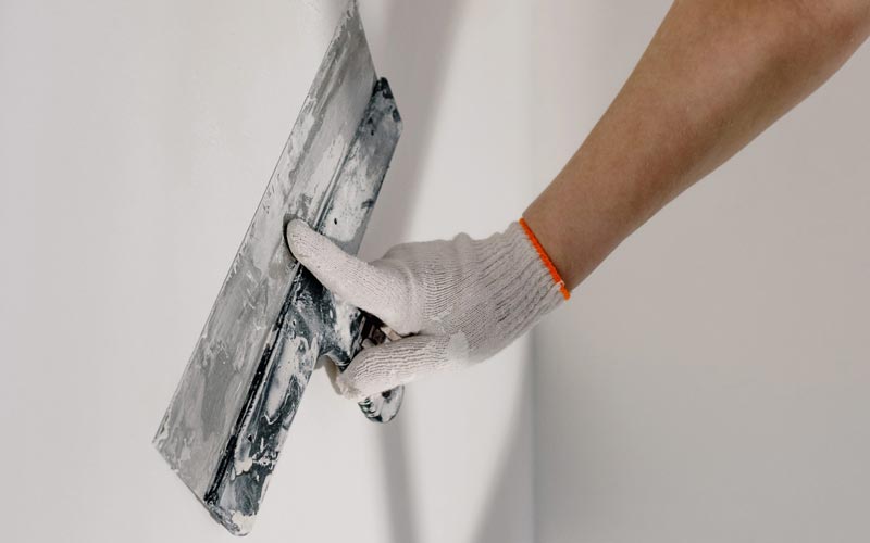 Spachtelarbeiten an der Wand – Loyka Trockenbau ist ihr Experte für Innenausbau, Trockenbau, Renovierungen und Bodenbeläge in Ochtrup, Steinfurt, Rheine, Münster und Umgebung.